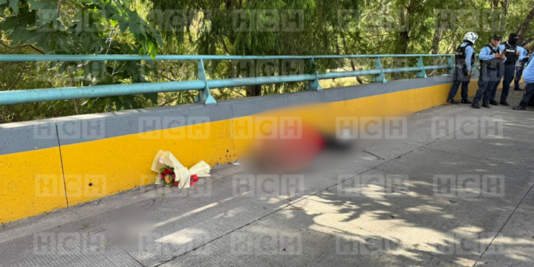 ¡Rosas y una tarjeta como último mensaje! Encuentran sin vida a una mujer en la vía rápida en la capital