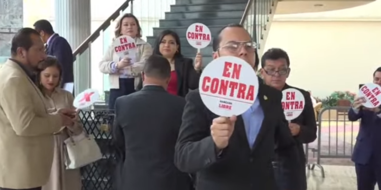 ¡Rebelión en el Congreso! Diputados de Libre salen a protestar “en contra” de las reformas energéticas