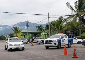 ¡Maletas repletas de dinero! Capturan a tres personas con más de un millón de lempiras en La Ceiba