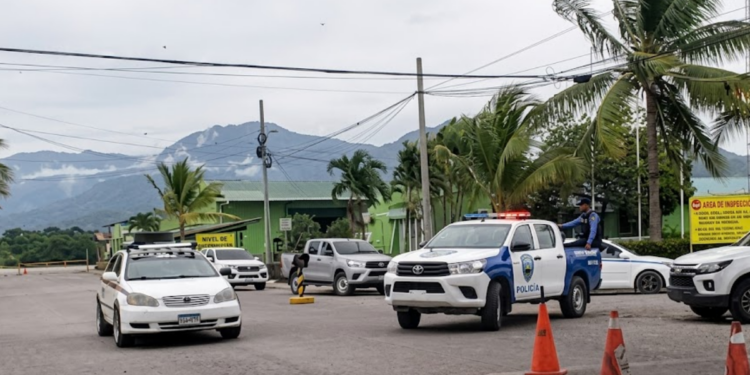 ¡Maletas repletas de dinero! Capturan a tres personas con más de un millón de lempiras en La Ceiba
