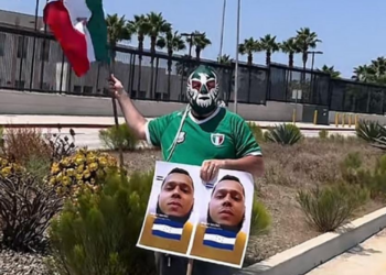 “Que lo regresen a Honduras” Influencer mexicano llega a embajada de EE. UU. y exige el retorno de hondureño enviado a África