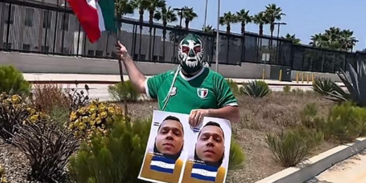 “Que lo regresen a Honduras” Influencer mexicano llega a embajada de EE. UU. y exige el retorno de hondureño enviado a África