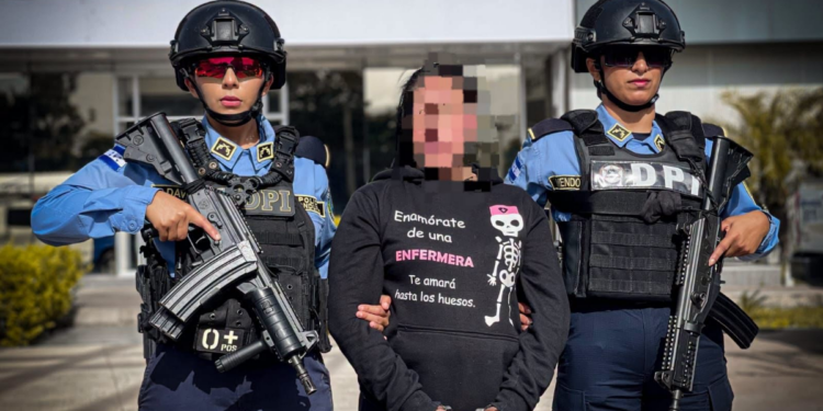¡Lo encontró con la amante! Capturan a mujer acusada de asesinar a su esposo en la capital