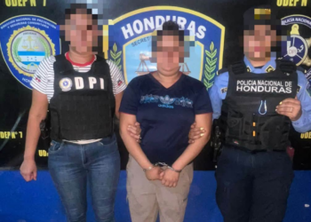 ¡Tijerazo tras tijerazo! Una discusión terminó en tragedia y una joven de 19 años fue detenida como sospechosa