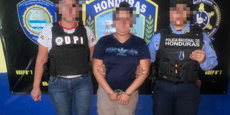 ¡Tijerazo tras tijerazo! Una discusión terminó en tragedia y una joven de 19 años fue detenida como sospechosa