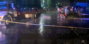 ¡Terrible destino! Motociclista pierde la vida tras chocar con rastra en San Pedro Sula
