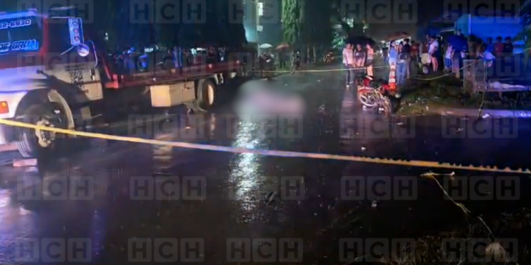 ¡Terrible destino! Motociclista pierde la vida tras chocar con rastra en San Pedro Sula