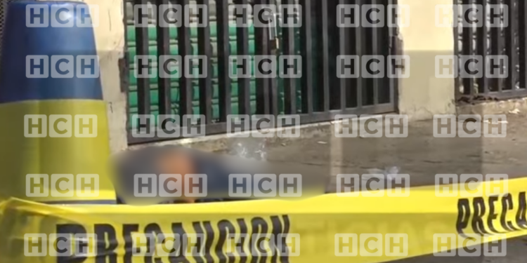 Hallan sin vida a un hombre en una acera del barrio Medina; presuntamente falleció por intoxicación alcohólica