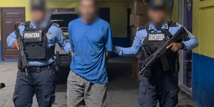 Capturan a presunto distribuidor de droga durante retén policial en Omoa, Cortés