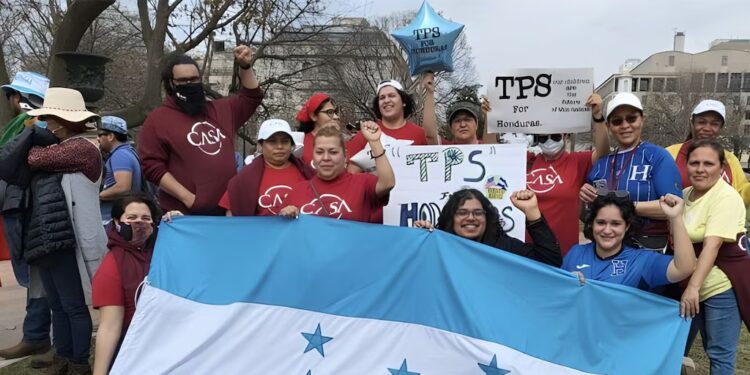 Honduras prepara el retorno de migrantes tras cancelación de TPS y pide a Estados Unidos una transición