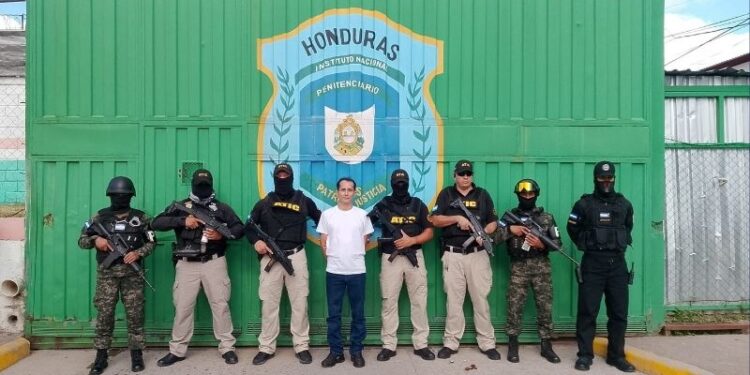 ¡25 años después! Honduras entrega al FBI a acusado de matar y abusar de una niña en EE.UU.