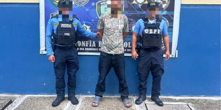 El sospechoso, de 42 años, fue localizado en la aldea Mojarras, Santa Bárbara, mediante labores de vigilancia y seguimiento