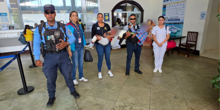 Madre es investigada tras caso de dos hermanos con quemaduras en Roatán