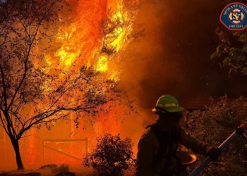Más de 65,000 evacuados y 700 casas arrasadas por los graves incendios en el noroeste de EEUU