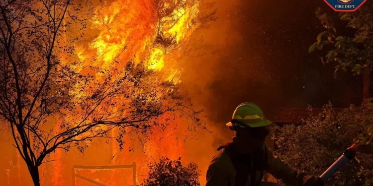 Más de 65,000 evacuados y 700 casas arrasadas por los graves incendios en el noroeste de EEUU