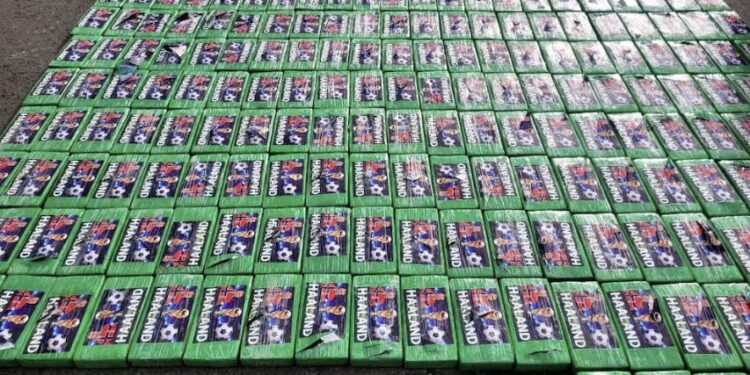 Hallaron casi media tonelada de cocaína con la imagen de Erling Haaland en un camión en la frontera de Ecuador
