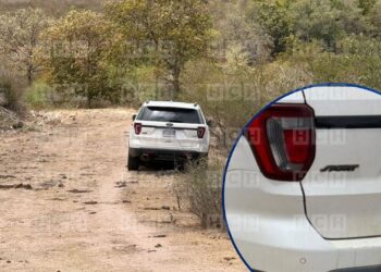 ¡Huele a crimen! Abandonada y con aparentes manchas de sangre, hallan camioneta en carretera al sur