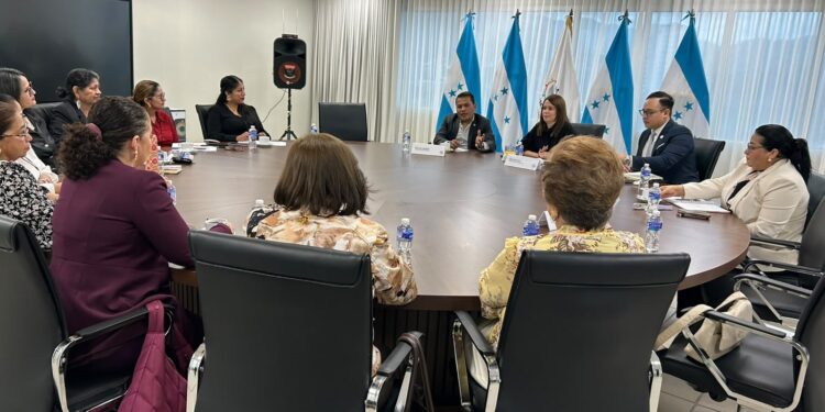 CNE impulsa diálogo con mujeres políticas para fortalecer la participación electoral