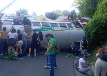 Vuelco de autobús de la ruta 104 deja varios heridos y provoca cierre vial en La Libertad Sur, El Salvador