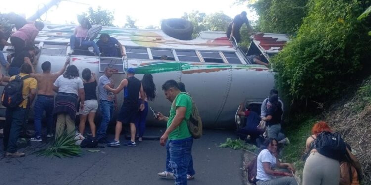 Vuelco de autobús de la ruta 104 deja varios heridos y provoca cierre vial en La Libertad Sur, El Salvador