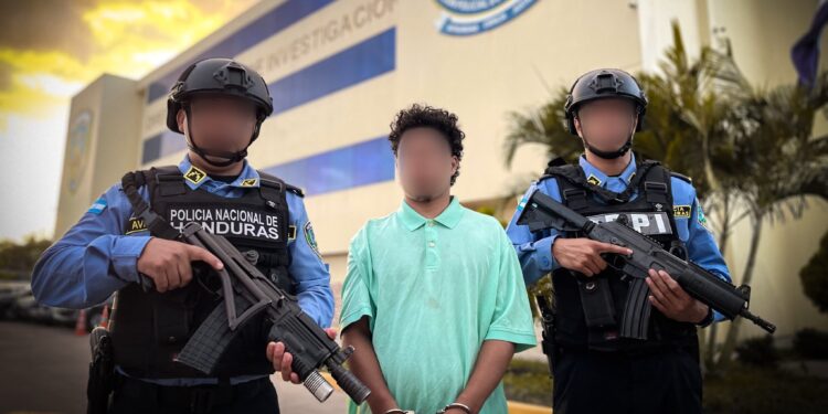 Capturan a alias “El Zarco”, presunto integrante de la Pandilla 18 en posesión de armas de fuego