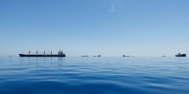 Nueva escalada en el mar Rojo: los rebeldes hutíes lanzaron un ataque con misiles contra dos petroleros de Arabia Saudita