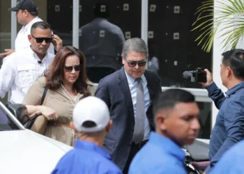 El expresidente hondureño Juan Orlando Hernández, acusado de lavado, dice que afronta el caso con respeto a la Justicia