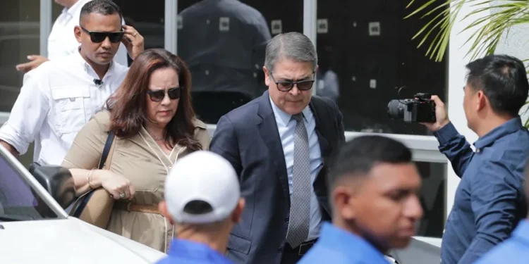 El expresidente hondureño Juan Orlando Hernández, acusado de lavado, dice que afronta el caso con respeto a la Justicia