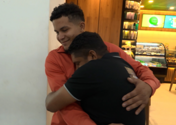 Inmigrante hondureño regresa a EE.UU. tras ser deportado “sin motivo”, pero permanece bajo custodia, dictamina juez federal