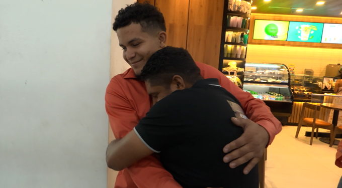 Inmigrante hondureño regresa a EE.UU. tras ser deportado “sin motivo”, pero permanece bajo custodia, dictamina juez federal