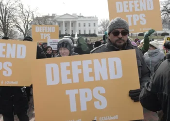 Unos 170,000 salvadoreños encaran una cuenta regresiva para perder el TPS en menos de un mes