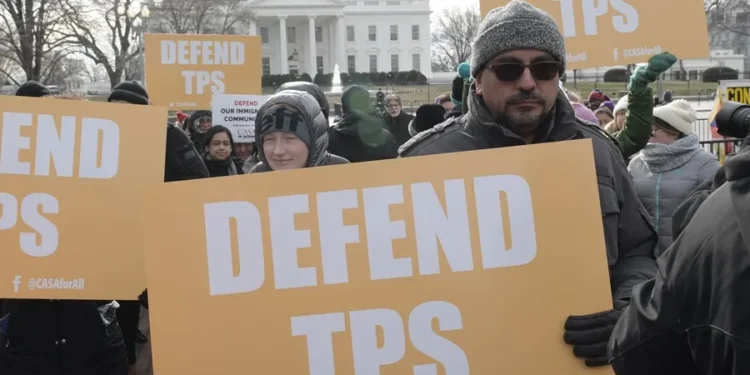 Unos 170,000 salvadoreños encaran una cuenta regresiva para perder el TPS en menos de un mes