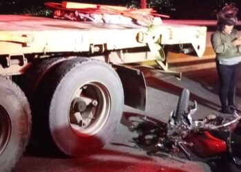 Motociclista perece tras estrellarse con rastra varada y sin señalización | Móvil Emergencia TGU