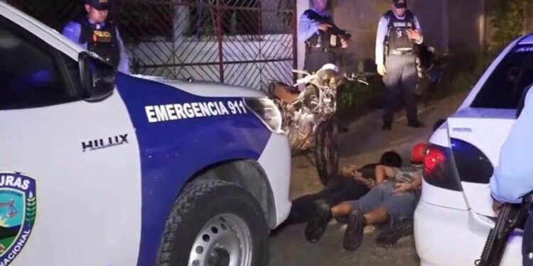 Rescatan a joven raptado y detienen a quienes lo llevaban en un vehículo | Móvil Emergencia SPS