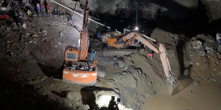Derrumbe en mina de oro ilegal deja al menos 13 muertos y siete heridos en Colombia
