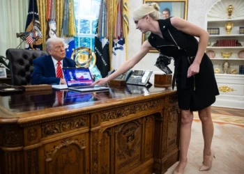 ¿Quién es Natalie Harp, la asesora «pegada» a Trump que acapara el debate político en EE.UU.?