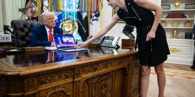 ¿Quién es Natalie Harp, la asesora «pegada» a Trump que acapara el debate político en EE.UU.?