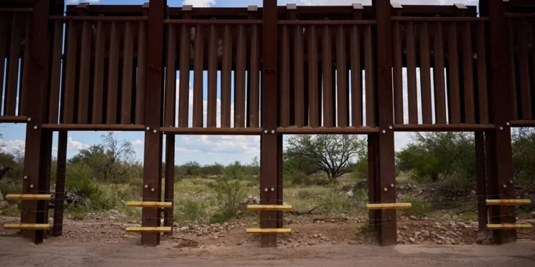 EE.UU. retoma la construcción de muro fronterizo de 100 kilómetros entre Arizona y México