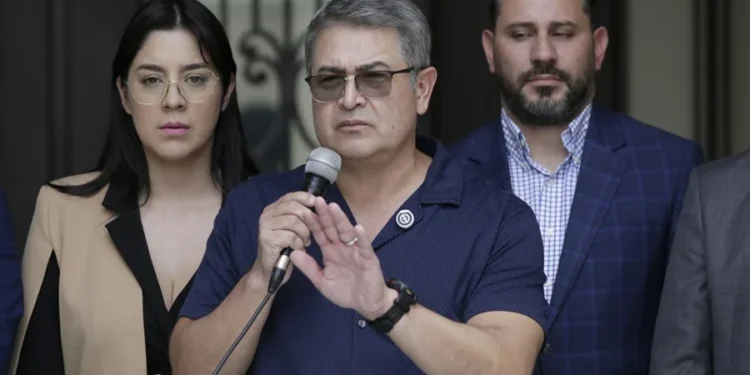El expresidente de Honduras Juan Orlando Hernández espera “una carta de libertad” en su proceso por fraude y lavado