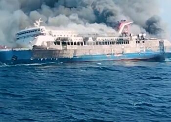 Al menos cinco muertos y más de 40 desaparecidos tras el incendio de un ferry en Indonesia