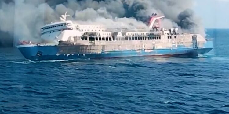 Al menos cinco muertos y más de 40 desaparecidos tras el incendio de un ferry en Indonesia