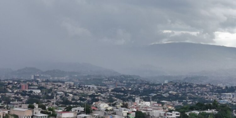 Onda tropical dejará lluvias y tormentas eléctricas en varias regiones de Honduras