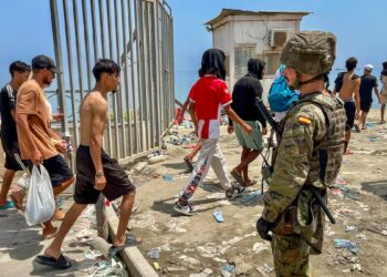 Crece la tensión en Europa: Polonia pide a España militarizar la frontera con Marruecos tras la crisis migratoria en Ceuta
