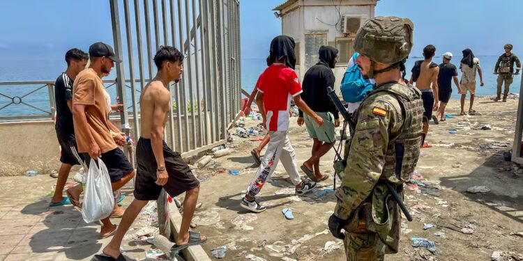 Crece la tensión en Europa: Polonia pide a España militarizar la frontera con Marruecos tras la crisis migratoria en Ceuta