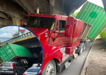“Pensé que iba caber”: Trailero quedó “mamado” en puente capitalino por un pequeño mál cálculo