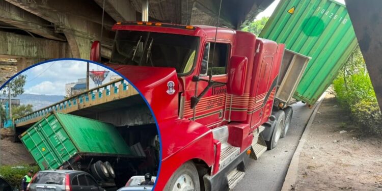 “Pensé que iba caber”: Trailero quedó “mamado” en puente capitalino por un pequeño mál cálculo