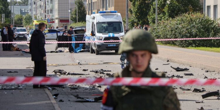 Explosión destruye vehículo y acaba con la vida de un militar ruso en San Petersburgo