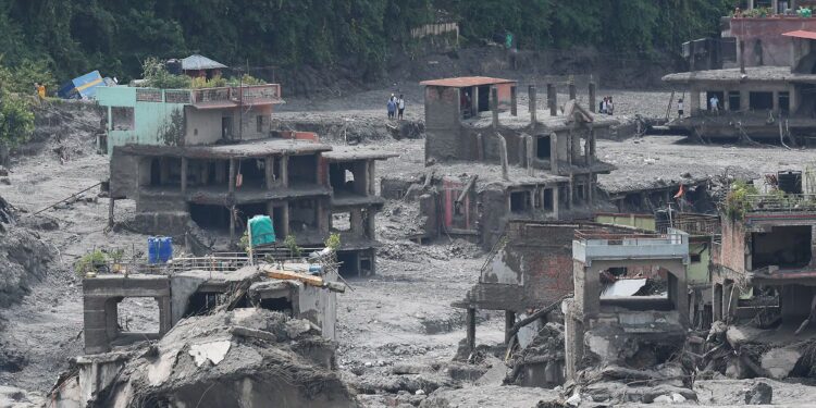 Nepal y China luchan por localizar a casi 3,000 desaparecidos tras el mortífero alud