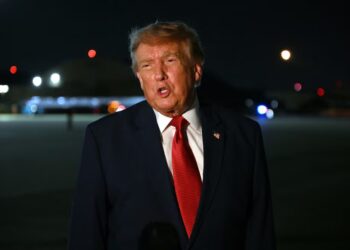 Trump afirma que EE.UU. controla el estrecho de Ormuz mientras Irán amenaza con mantenerlo cerrado