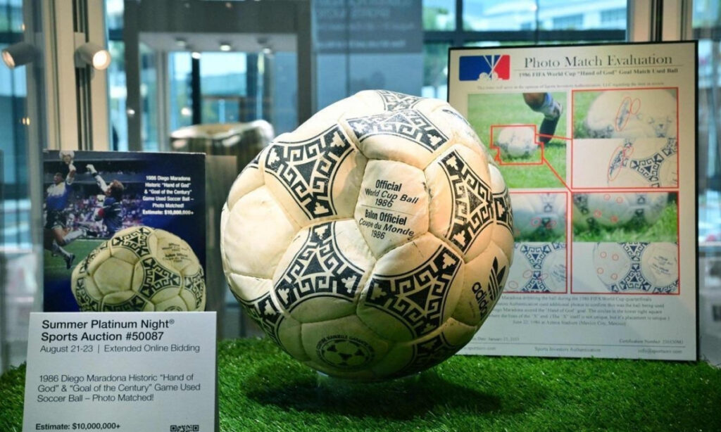 Subastarán balón del gol de la Mano de Dios